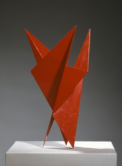 rote Skulptur aus Metall in geometrischen Formen
