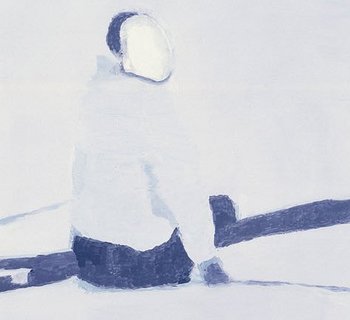 ein im Schnee sitzender Ski-Fahrer