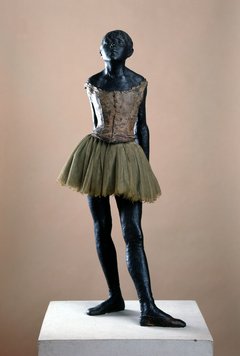 Skulptur eines Mädchens in Tanzkostüm