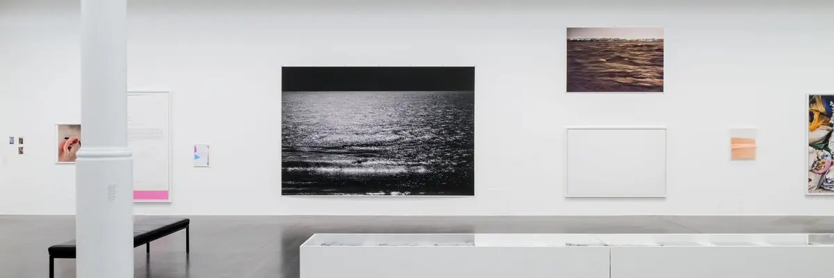 Ausstellungsraum mit Bild an der Wand