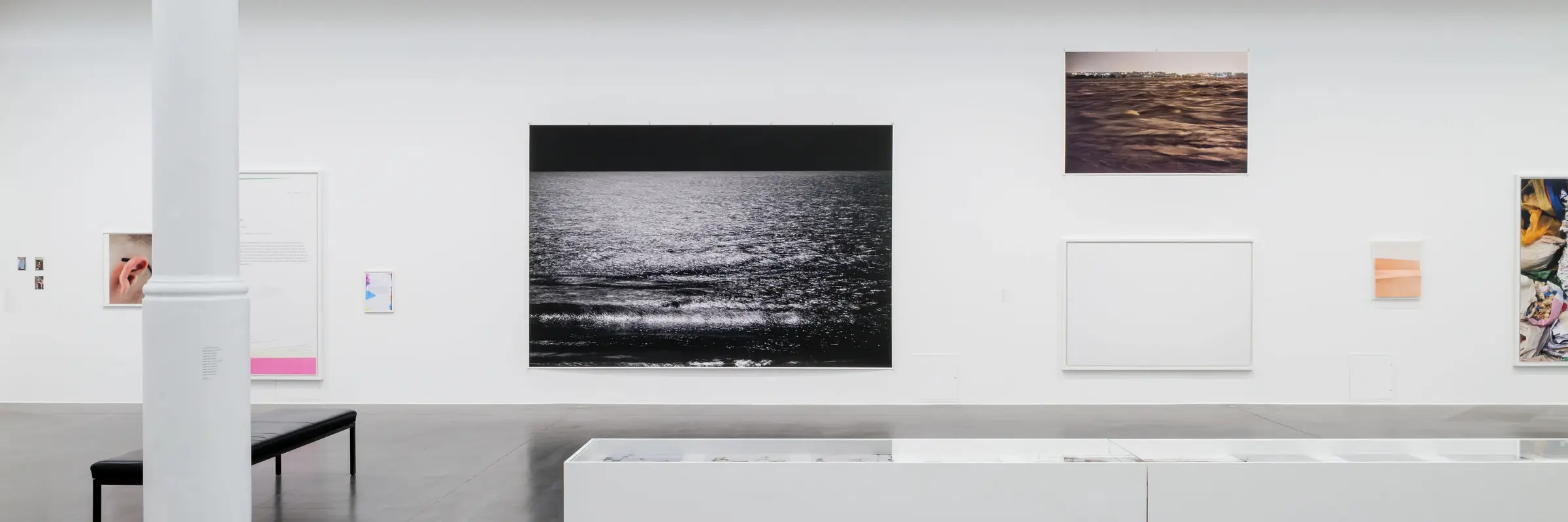 Ausstellungsraum mit Bild an der Wand
