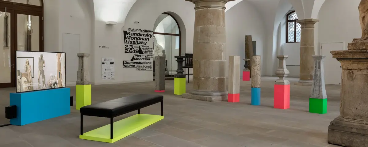 Die Vorhalle am Eingang in Albertinum mit Skulpturen und farbigen geometrischen Figuren