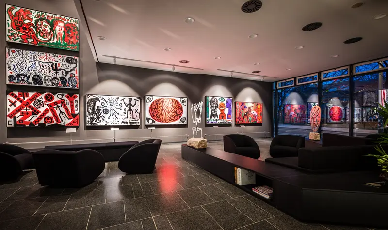 Eine Ausstellungsansicht mit abstrakten Gemälden 