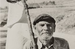 schwarz-weiß Fotografie eines alten Mannes mit Fahne