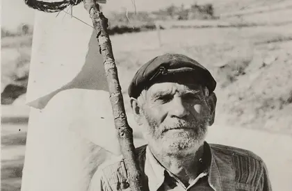 schwarz-weiß Fotografie eines alten Mannes mit Fahne
