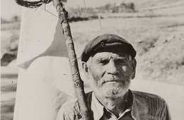 Robert Capa, Redner. Palermo, Sizilien, Juli 1943, schwarz-weiß Fotografie eines alten Mannes mit Fahne