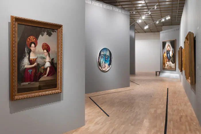 Eine Ausstellungsansicht mit Gemälden