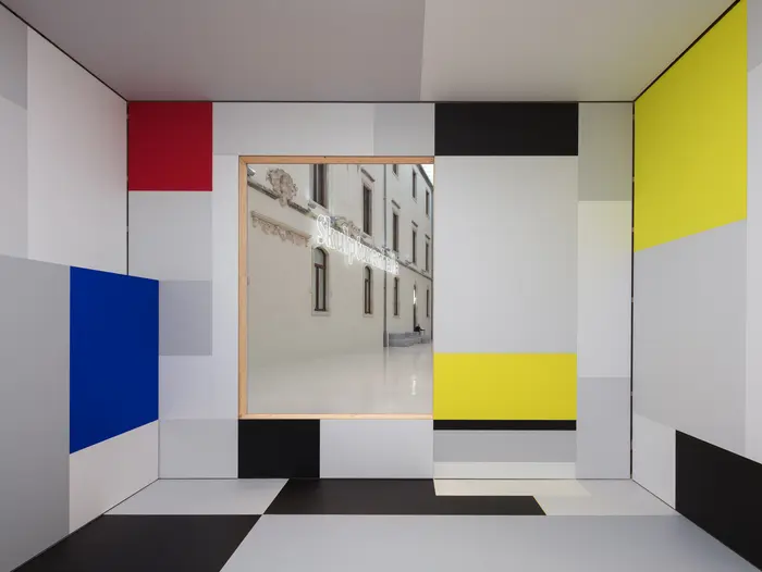 Innenansicht einer Rauminstallation, die aus verschiedenfarbigen Tafeln besteht