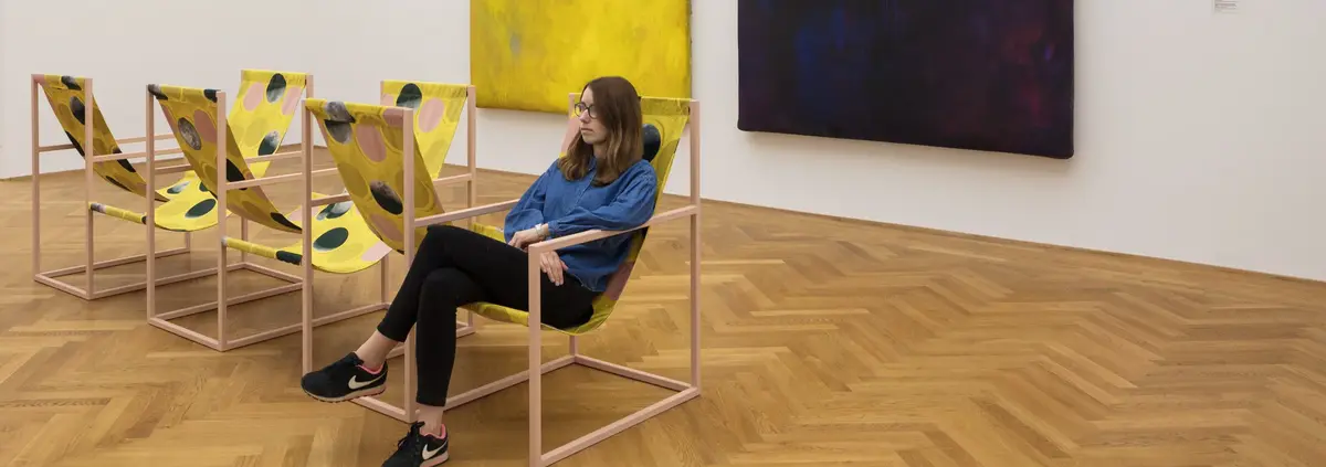 Eine Frau in einem Ausstellungssaal 