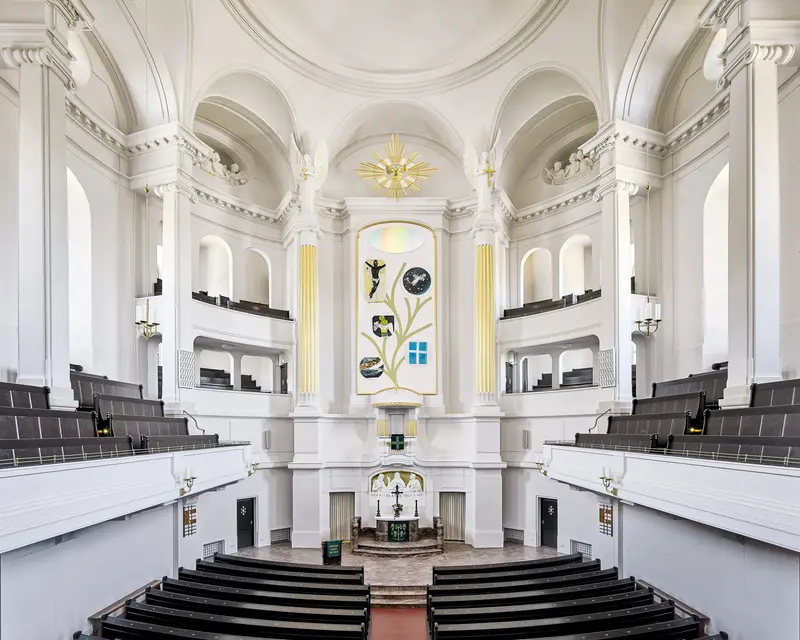 Blick in den Kirchenraum der Annenkirche Dresden in weiß gehalten mit Altarbild von Marlene Dumas