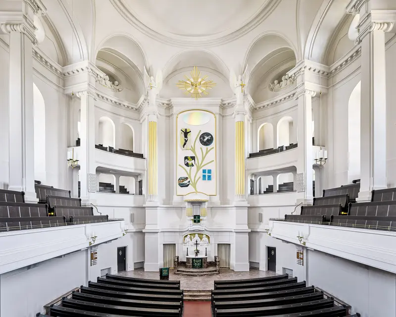 Blick in den Kirchenraum der Annenkirche Dresden in weiß gehalten mit Altarbild von Marlene Dumas