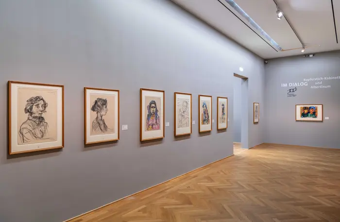 Ein Ausstellungsraum mit grauen Wänden.