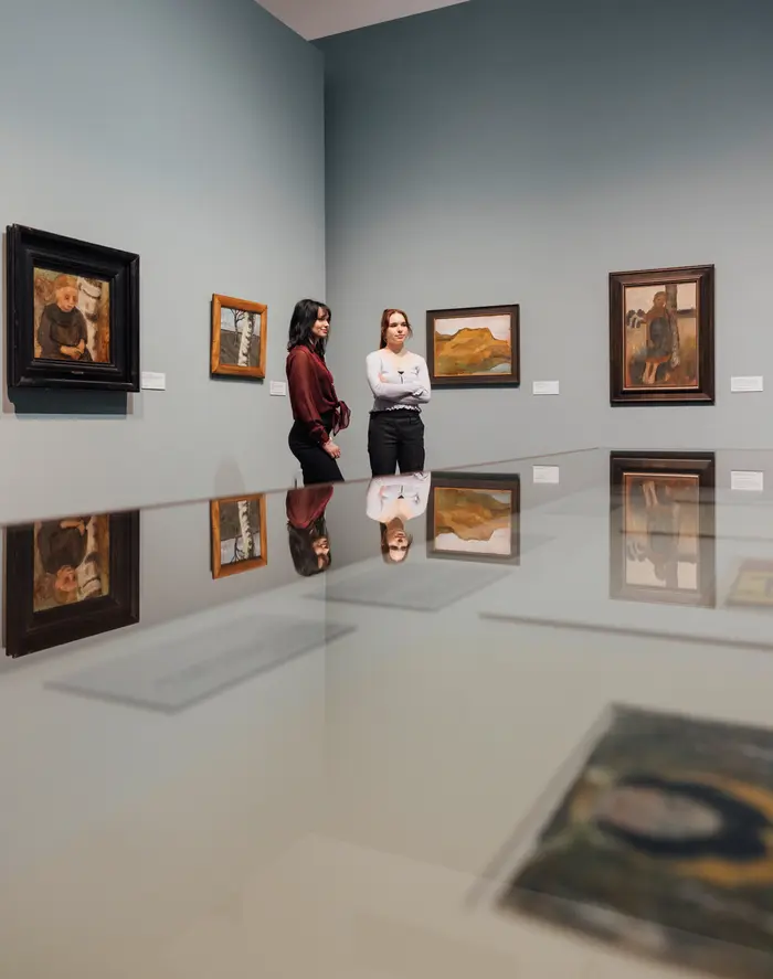 zwei Besucherinnen in einer Ausstellung