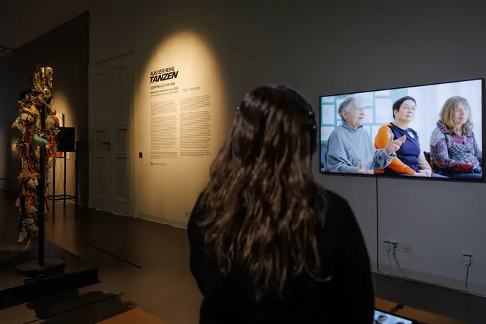 Ausstellungsansicht "Aus der Reihe tanzen. Aktionskünstlerinnen in der DDR" Ausstellungsansicht "Aus der Reihe tanzen. Aktionskünstlerinnen in der DDR"