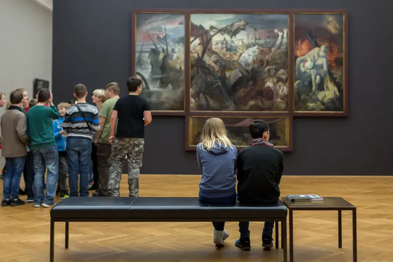 Schulklasse betrachtet Ausstellung