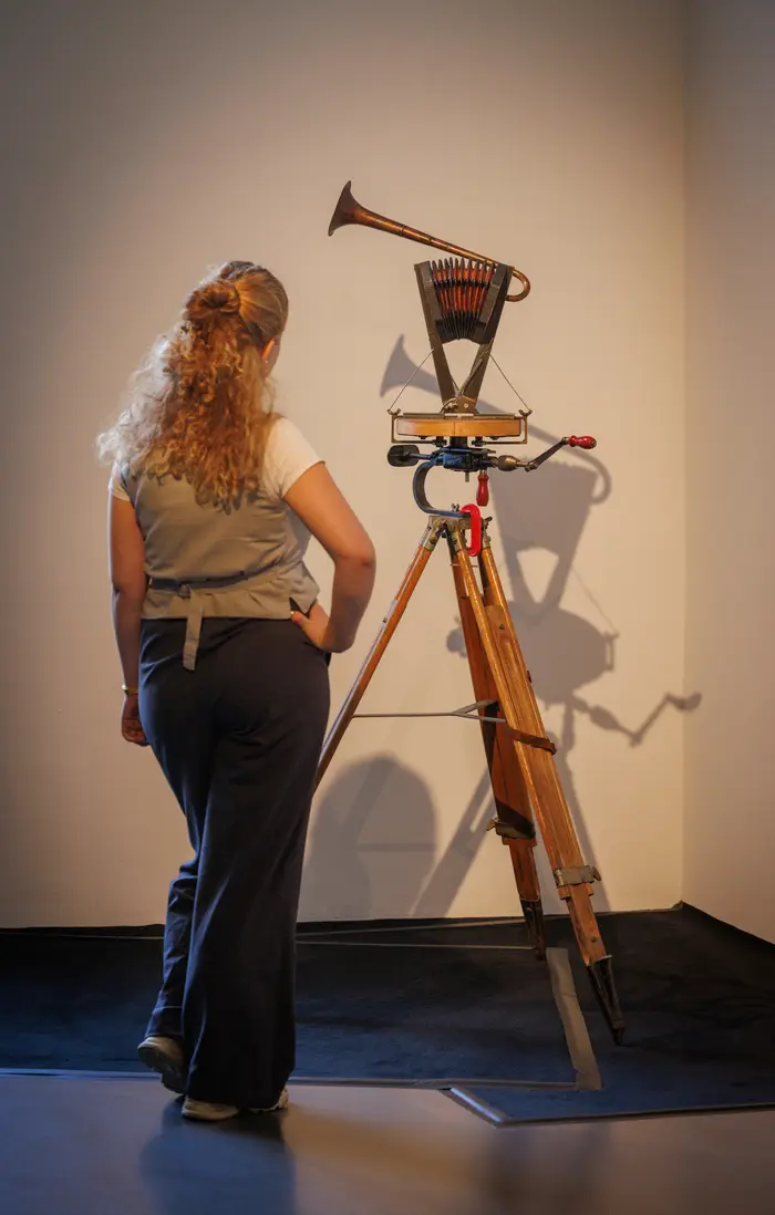 Person vor Ausstellungsobjekt