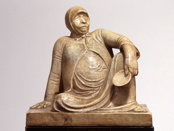 Skulptur einer sitzenden, sich abstützenden Frau mit Haube und einem Schälchen in der Hand
