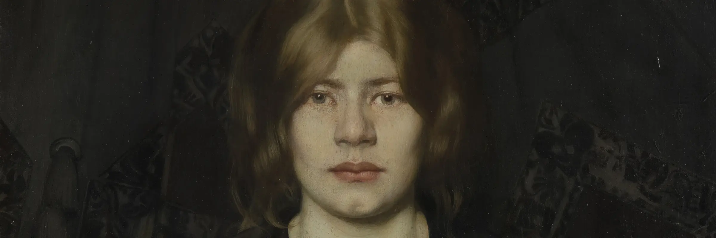 Portrait einer Frau vor schwarzem Hintergrund