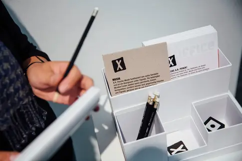 Eine Besucherin schreibt eine Rezension