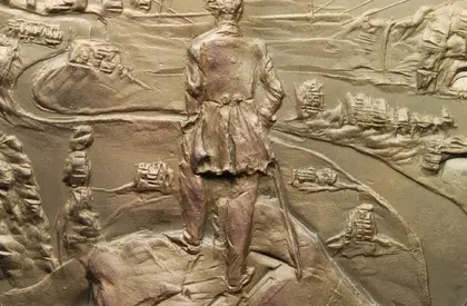 Eine Medaille mit dem Motiv des Wanderers vor dem Nebelmeer 