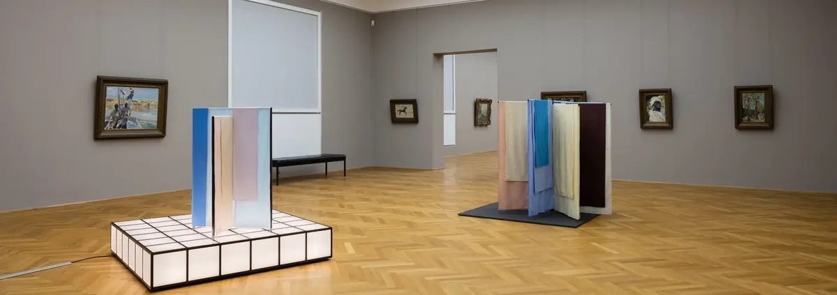 Zwei Installationen aus verschiedenen Stoffen