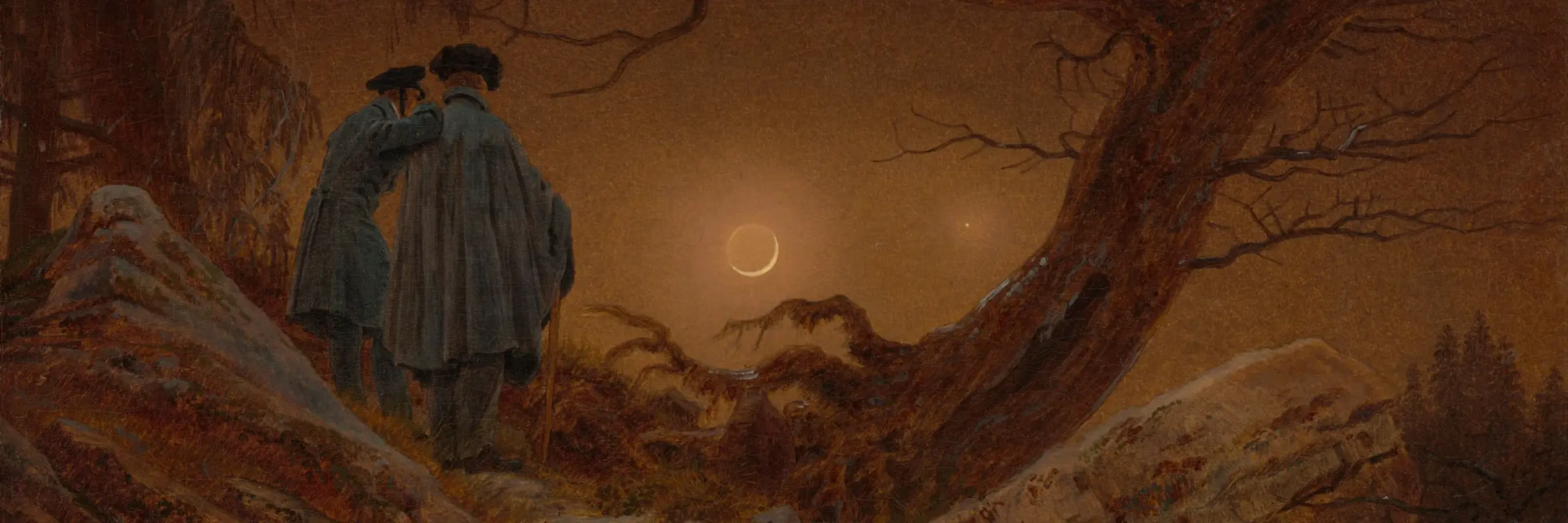Zwei Männer in Rückenansicht, die in einer Naturlandschaft den Mond betrachten