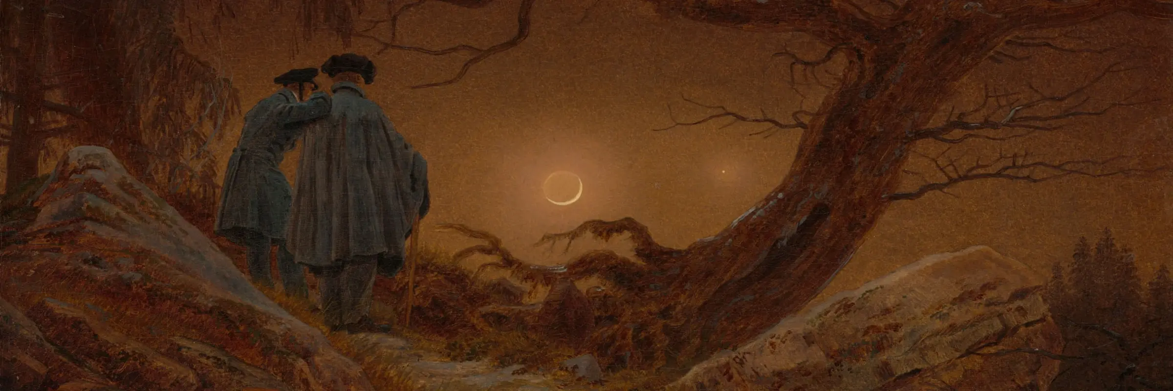 Zwei Männer in Rückenansicht, die in einer Naturlandschaft den Mond betrachten