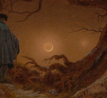 Zwei Männer in Rückenansicht, die in einer Naturlandschaft den Mond betrachten