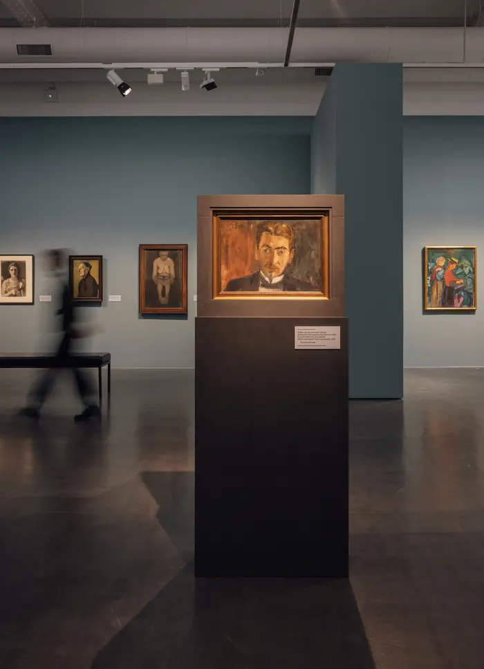 Bild in der Mitte eines Raumes auf einem Podest