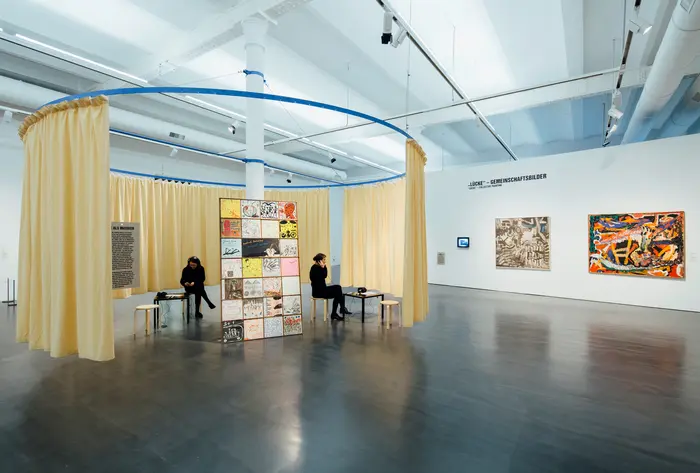 Zwei Besucherinnen in einem in Ausstellungssaal 