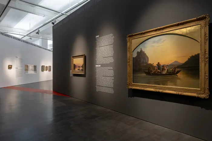 Eine Ausstellungsansicht mit Gemälden 