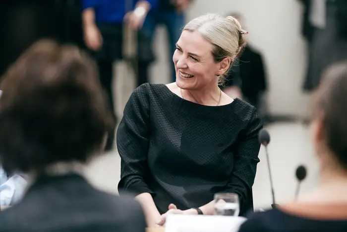 Marion Ackermann am Tisch der Pressekonferenz