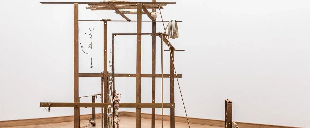 Gerüst aus Metallstangen mit Hanffasern, Pigmenten und Draht