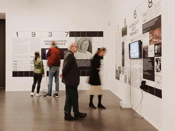 Besucherinnen und Besucher in einem Ausstellungsraum