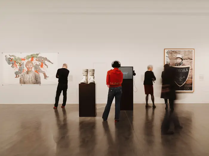 Besucherinnen und Besucher in einem Ausstellungsraum