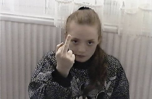 Mädchen zeigt Mittelfinger