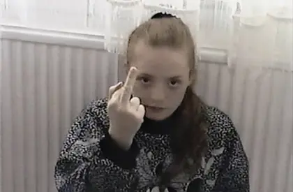 Mädchen zeigt Mittelfinger