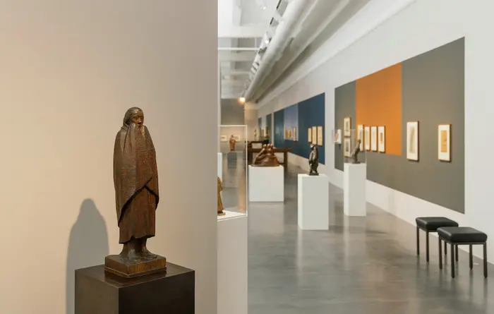 Ausstellungsansicht "Ernst Barlach zum 150. Geburtstag. Eine Retrospektive"