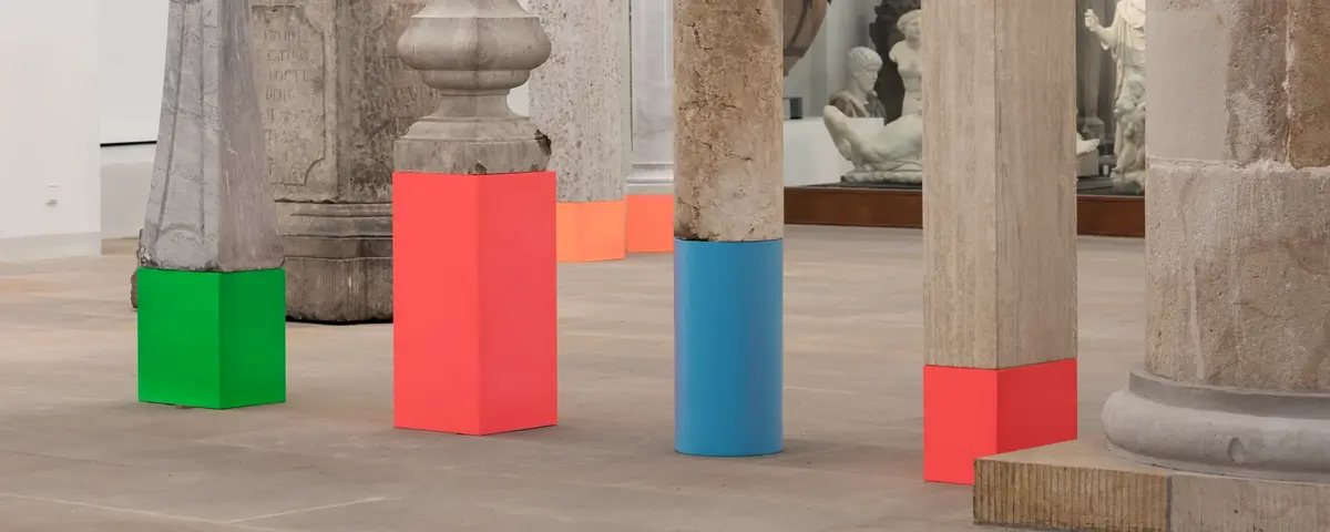 Die Vorhalle am Eingang in Albertinum mit Skulpturen und farbigen geometrischen Figuren