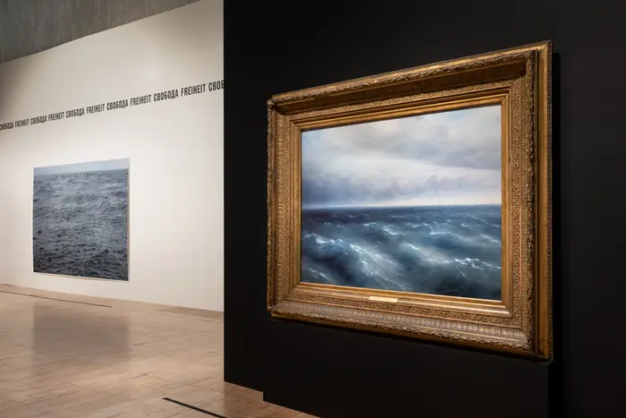 Eine Ausstellungsansicht mit Gemälden 