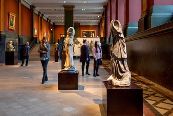 Besucher betrachten Skulpturen
