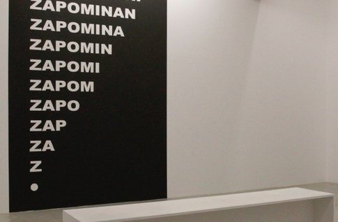 Zwei Kunstwerke mit den Wörtern Forgetting und Zapominanie