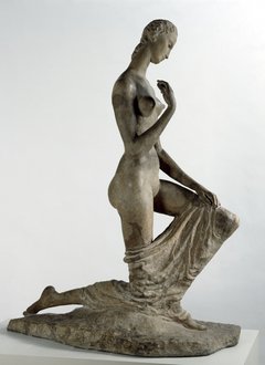 Skulptur einer nackten Frau, die auf einem Bein kniet