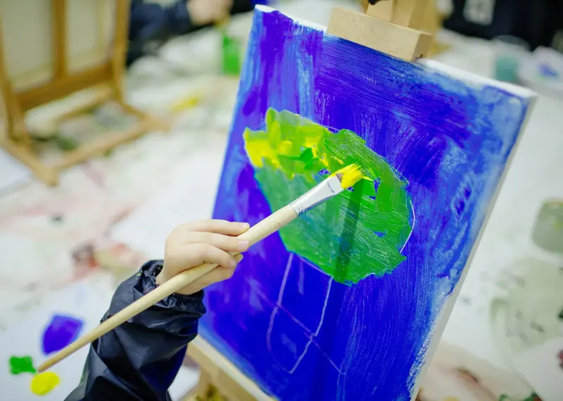 Ein Kind malt ein Bild