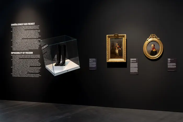 Eine Ausstellungsansicht mit Gemälden 