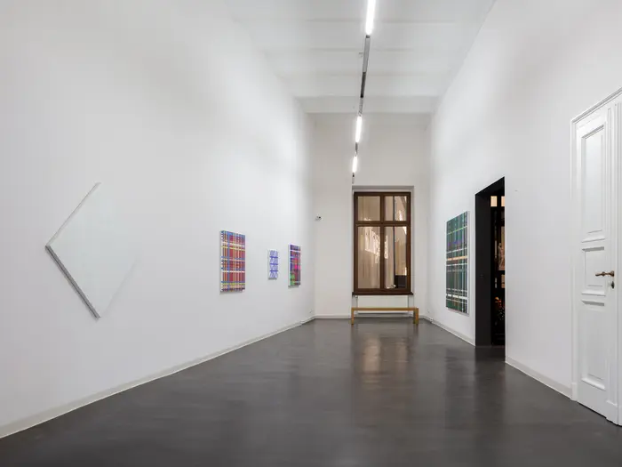 Eine Ausstellungsansicht mit kubistischen 