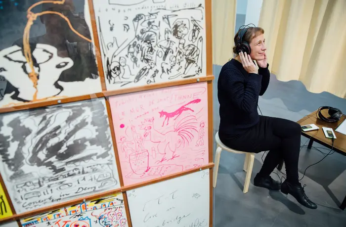 Eine Besucherin in Kopfhörern des Museums