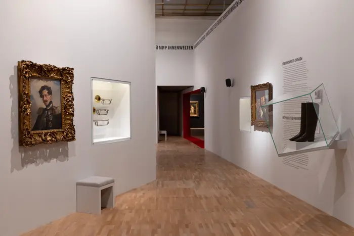 Eine Ausstellungsansicht mit Gemälden