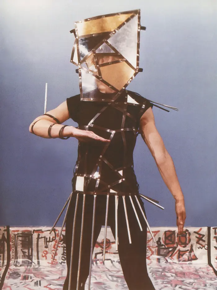 Verena Kyselka, Die Nachrichtensprecherin, 1989 Person in dunklem Kostüm mit Nietengurt und Scheiben