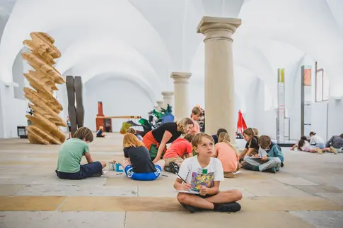 Kinder sitzen auf dem Boden